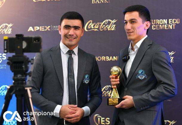 Uyda qollari bilan fohishaning eshaklarini yoyadi