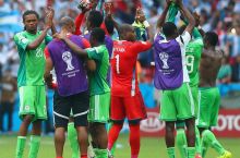 Футболисты сборной Нигерии получили денежные бонусы и возобновили тренировки