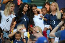 Futbolchilarning oila azolari va farzandlari Braziliya stadionlarida (FOTO)