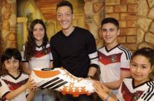 Ozil 23 nafar braziliyalik bolaning davolanishi uchun pul beradi