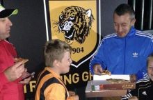 Владелец «Халла» купил пиццу для болельщиков, ожидающих трансферов на базе клуба