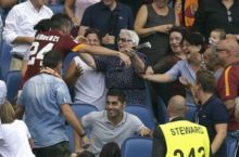 Флоренци отпраздновал гол в ворота "Кальяри", обняв свою бабушку