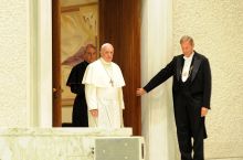 Делегация «Баварии» встретилась с папой римским и обещала пожертвовать € 1 млн