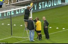 Перед началом матча «Суонси Сити» — «Лестер» арбитру пришлось измерять ворота
