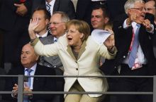 Германия канцлери жаҳон чемпионларига олий даражадаги спорт унвонини топширади