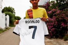 Криштиану Роналду подарил выжившему во время цунами мальчику футболку с автографом