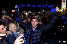 Подольски прилетел в Милан и позировал в шарфе «Интера»
