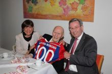 «Бавария» поздравила болельщика клуба, которому исполнилось 100 лет