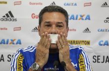 Flamengo bosh murabbiyi matbuot anjumani vaqtida og'zini elimlab oldi