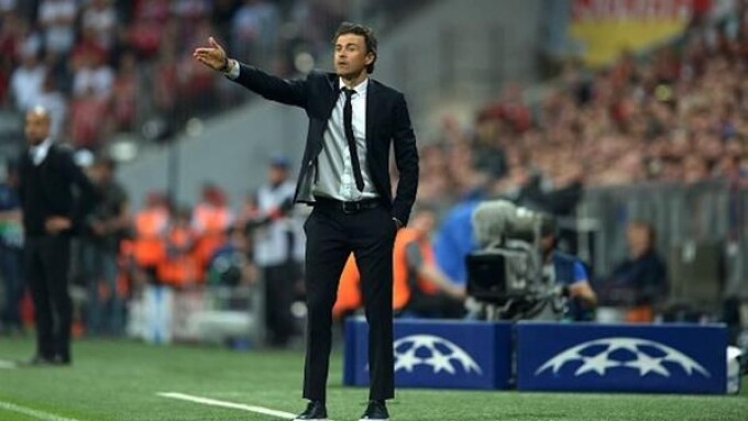 тренер футбольной команды, эмоционально жестикулирующий на поле