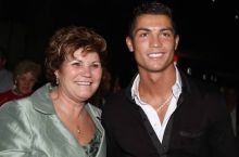 Полиция задержала мать Роналду в аэропорту Мадрида при попытке вывезти из страны 55 тысяч евро