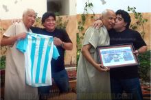 Maradona qo'li bilan gol urgan o'yinni boshqargan hakam bilan uchrashdi