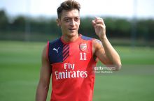 Uolkott: "Ozil to'pni olmasidan, nima qilishini aniqlab olgan bo'ladi"