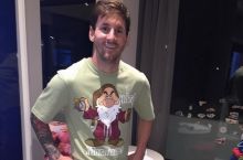 Суарес подарил Месси пижаму с изображением гнома