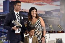 Мать Роналду настаивает на переходе сына в «Манчестер Юнайтед»