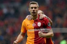 Lukas Podolski: "Turkiyada baxtliman"