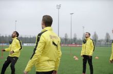 Dortmundning "Borussiya" klubi futbolchilari "F2freestylers" bilan bellashishdi