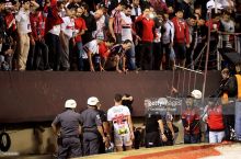 Libertadores Kubogi uchrashuvida stadion panjarasi sinishi oqibatida muxlislar shikastlandi