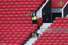 "Old Trafford"da topilgan paketda o'quv uskunasi bo'lgan