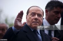 Берлускони юрагини операция қилдиради