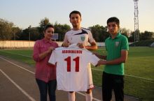 Temurxo'ja Abduxoliqov “Eng yaxshi savol egasi”ga o'z futbolkasini topshirdi