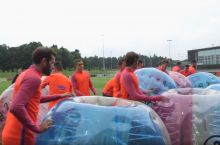 "Barselona" futbolchilari va murabbiylari bamperbol o'ynashdi (video)