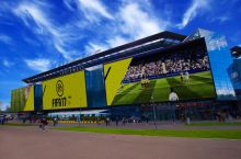Moskvadagi savdo markazining ulkan devorlarida FIFA 17 simulyatori o'ynaldi (foto)