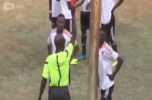Futbolchi hakamga qo'l ko'tardi, referi ham jim turgani yo'q (video)