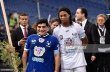 Xayriya uchrashuvida Ronaldinoning jamoasi Maradona jamoasini mag'lub etdi (+foto)