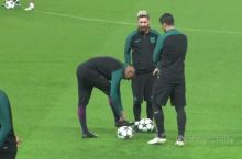 Suares Neymar bilan bolalarcha hazillashdi (video)