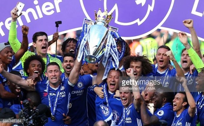 Yigit qizni bezovta qilmoqda (videoni tomosha qiling)