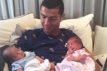 Роналду выложил фотографию новорожденных близнецов