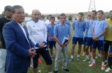 Viloyat hokimi “Andijon” futbolchilari bilan uchrashdi