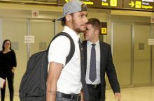 Неймар прилетел в Барселону и отказался общаться с журналистами в аэропорту