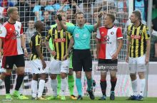 Hakam "Feyenoord"ning golidan so'ng, uni bekor qilib, raqib jamoa uchun penalti qo'yib berdi (video)