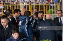Messi bir necha soniya vaqtini ayamay, urugvaylik bolakayni xursand qildi (video)