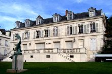 Неймар купил пятиэтажный дом в пригороде Парижа