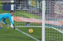 Судьи не засчитали гол «Барсы» в ворота «Валенсии», хотя мяч пересек линию после удара Месси