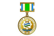 Президент и сотрудники ФФУ награждены памятным знаком “Ўзбекистон Конституциясига 25 йил”