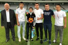 Футболисты "Бунёдкора" исполнили мечту ребенка больного раком ФОТО