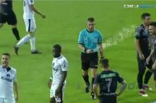 Hakam futbolchining yuziga sprey sepdi (VIDEO)