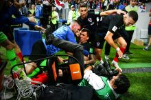 Xorvatiyalik futbolchilar golni nishonlayotganda suratkash ustiga yiqilishdi (+FOTO)