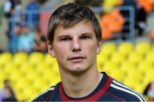 Andrey Arshavin kitob yozmoqda

