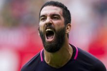 Arda Turan turkiyalik qo'shiqchining burnini sindirdi