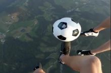 VIDEO. Bu dahshat! 2000 metr balandlikda futbol