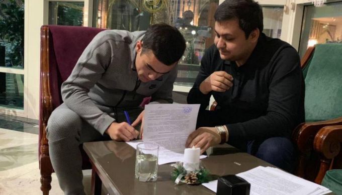 Остон Ўрунов «Навбаҳор» билан янги шартнома тузди Остон Ўрунов «Навбаҳор» билан янги шартнома тузди