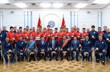 Президент наградил тренеров и игроков Национальной сборной Кыргызстана государственными наградами Кыргызской Республики