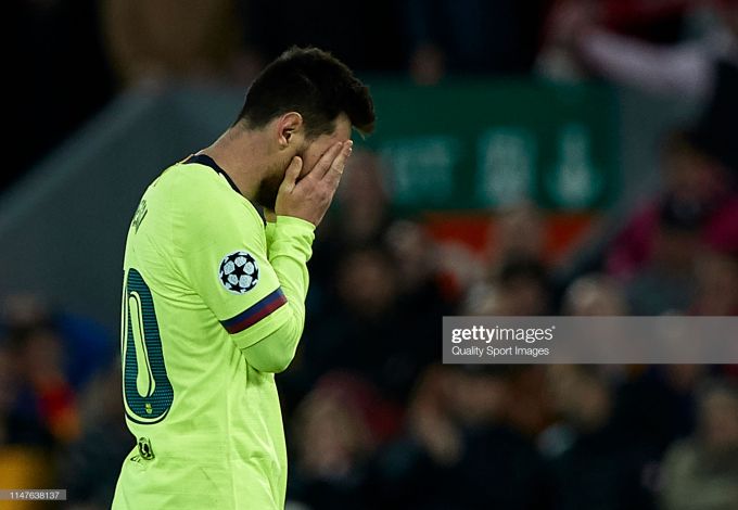 Kiyinish xonasida yalangoch futbolchilar