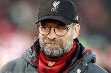 Klopp "Liverpul"ning "SHrusberi Taun"ga qarshi o'yinini noutbukda kuzatadi