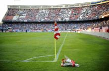 Nima uchun "Atletiko"ning uy stadionida doim gullar yotadi?